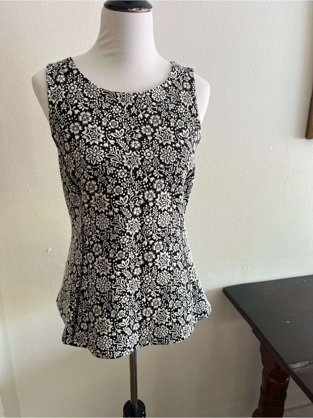 Anthropologie Black and White Floral Scoop Neck Tank corset tie back